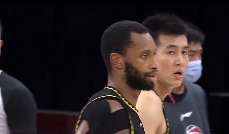 上半场B费劲射破门，奥塔维奥中柱；下半场奥尔塔捡漏破门，葡萄牙2-0战胜冰岛，预选赛十战全胜，完美收官！